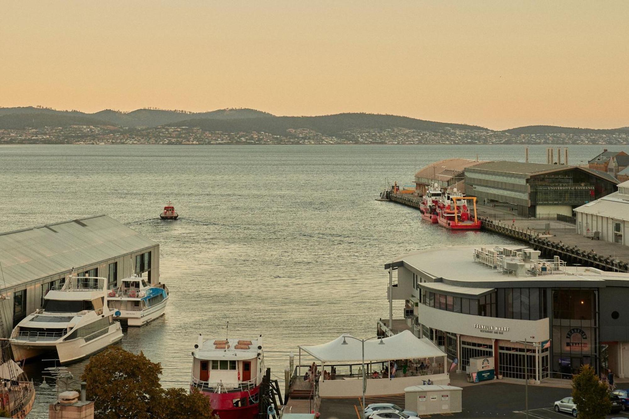 The Tasman, A Luxury Collection Hotel, 霍巴特 外观 照片 View of the bay from the ferry terminal