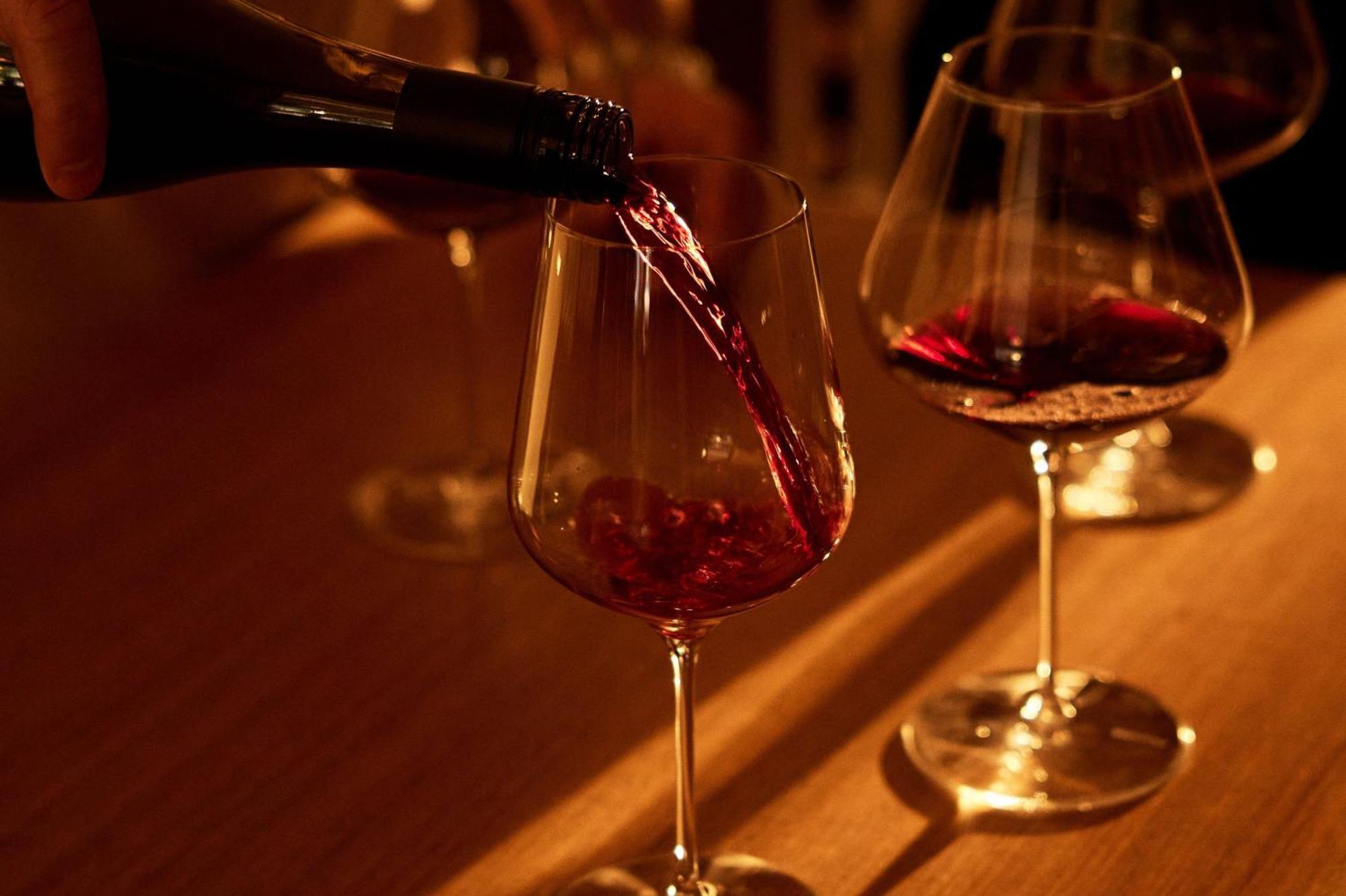 The Tasman, A Luxury Collection Hotel, 霍巴特 外观 照片 Wine being poured