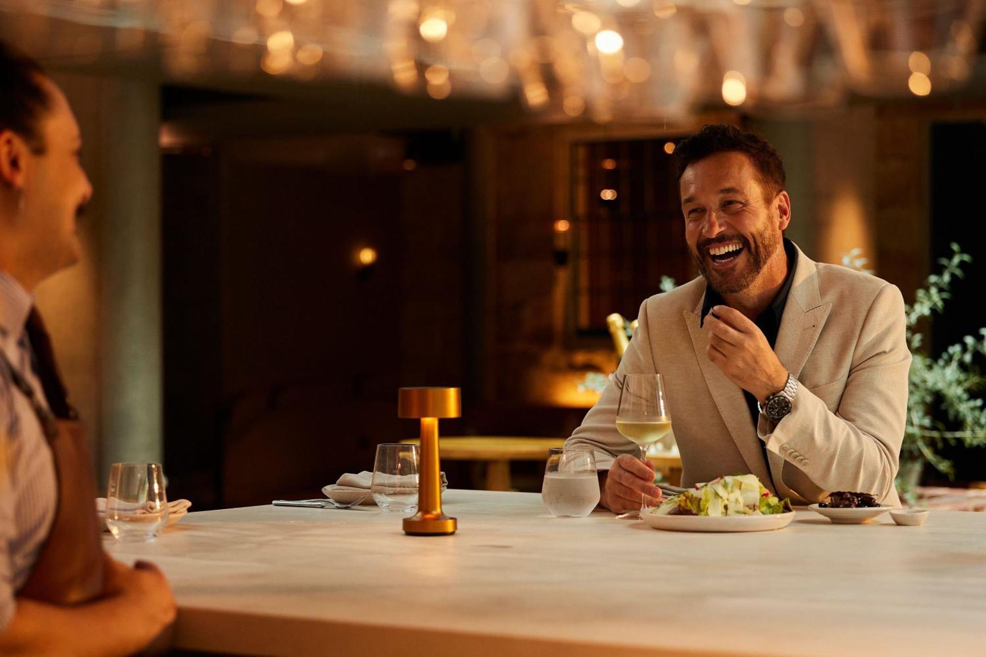 The Tasman, A Luxury Collection Hotel, 霍巴特 外观 照片 A man dining at a restaurant